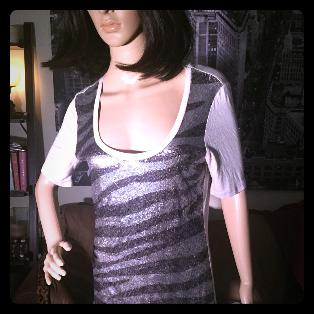 🌺SEQUIN EMBELLISHED TEE SHIRT